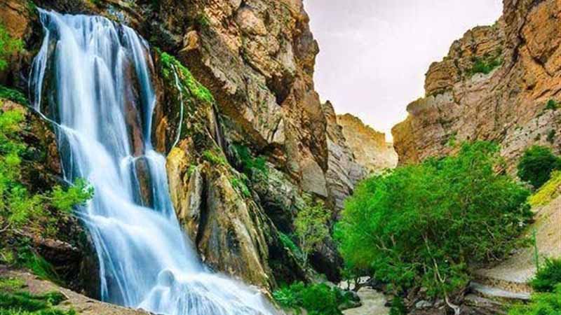 آبشار آب سفید از جاهای دیدنی لرستان