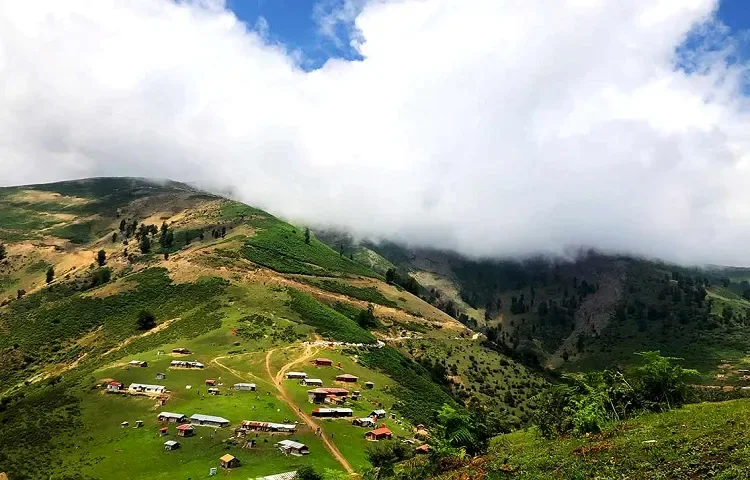 مسیر دسترسی به تلارگاه