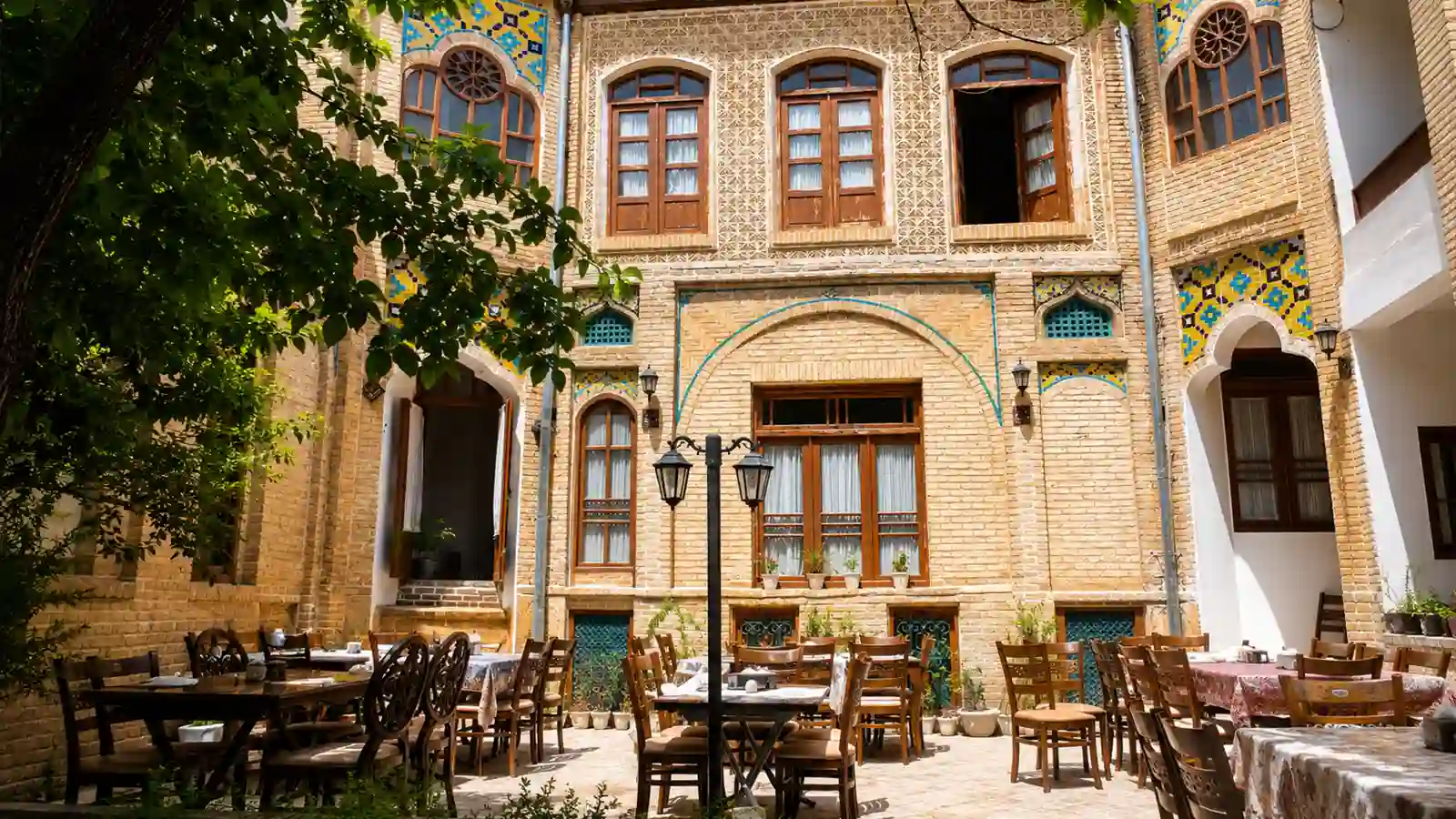 رستوران بامگاه عمارت کرمانشاه