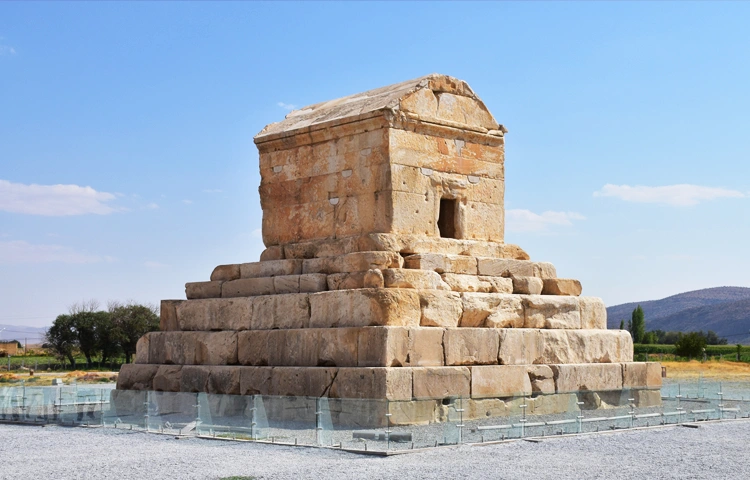 اتاقک آرامگاه کوروش
