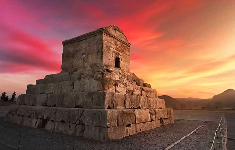 سبک معماری آرامگاه کوروش