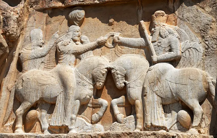نقش تاج&zwnj;گذاری اردشیر بابکان