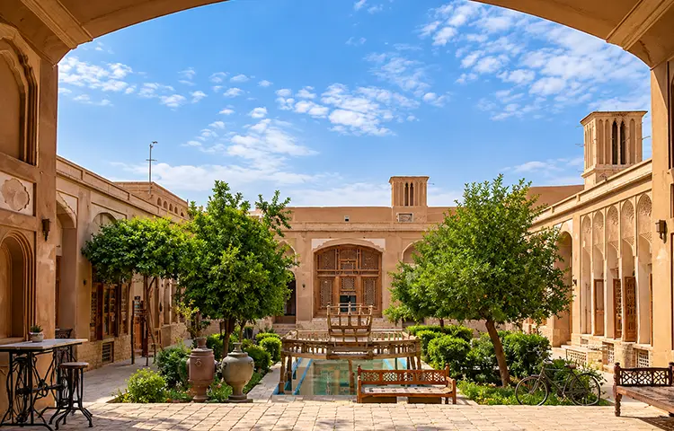 بازدید از خانه لاری ها