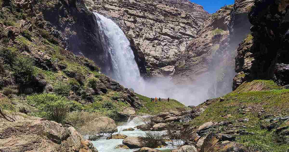 آبشار تنگ زندان از جاهای دیدنی چهارمحال بختیاری